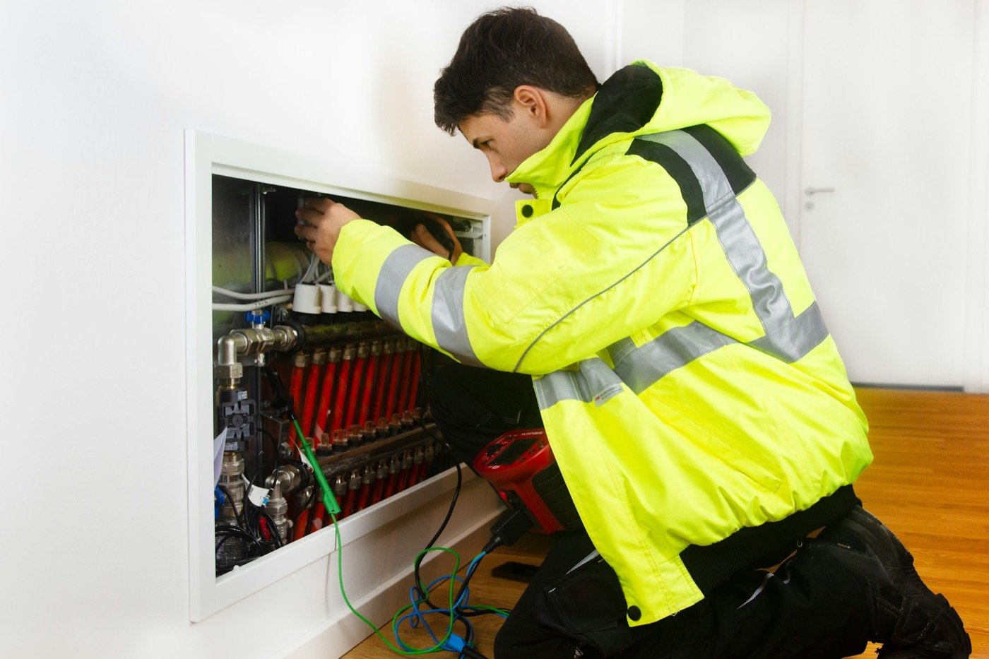 Arctic Wind HVAC technician diagnosing an air conditioning system in an Austin home